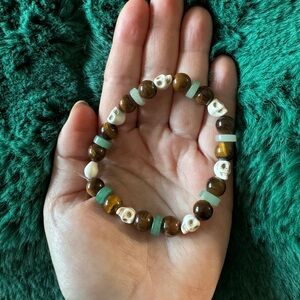 Green Aventurine, tigereye, and howlite skulls handmade bracelet